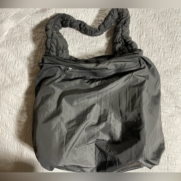 DO EVERYTHING IN LOVE
Large Quilted Bag - Picture 4 of 5